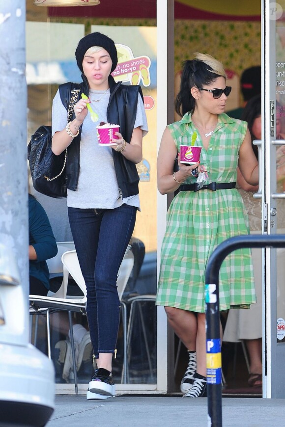 Miley Cyrus va faire du shopping et une promenade avec une amie, à Los Angeles, le 28 avril 2013.