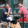 Marc Jacobs et son ex-fiancé Lorenzo Martone, accompagnés de leurs chiens respectifs, déjeunent à New York, le 28 avril 2013.