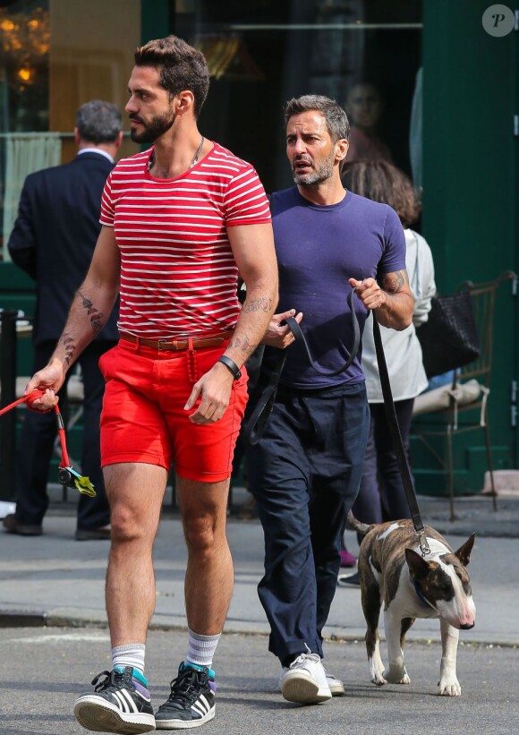 Marc Jacobs et son ex-fiancé le sexy Lorenzo Martone, accompagnés de leurs chiens respectifs, déjeunent à New York, le 28 avril 2013.