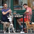 Marc Jacobs et son ex-fiancé Lorenzo Martone, accompagnés de leurs chiens, déjeunent à New York, le 28 avril 2013.
