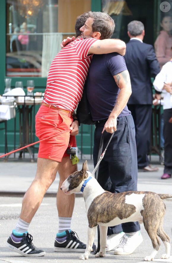 Le créateur Marc Jacobs et son ex-fiancé Lorenzo Martone, accompagnés de leurs chiens respectifs, déjeunent à New York, le 28 avril 2013.