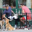 Marc Jacobs et son ex-fiancé Lorenzo Martone, accompagnés de leurs chiens respectifs, déjeunent à New York, le 28 avril 2013.
