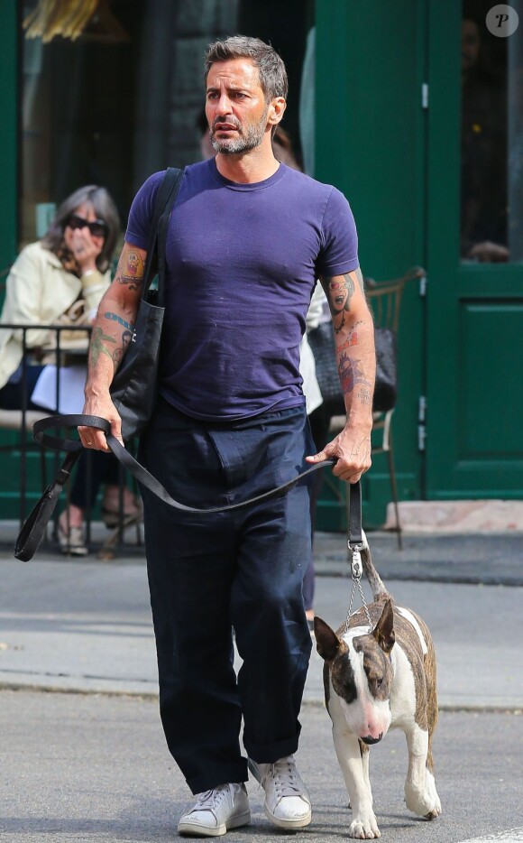 Le génial créateur Marc Jacobs et son ex-fiancé Lorenzo Martone, accompagnés de leurs chiens respectifs, déjeunent à New York, le 28 avril 2013.