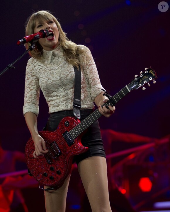 Taylor Swift en concert à Lexington avec le Red Tour le 27 avril 2013.