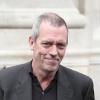Exclu - Hugh Laurie arrive à la gare du Nord et se rend à son hôtel à Paris, le 29 avril 2013.