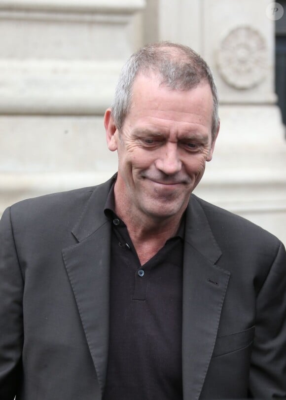 Exclu - Hugh Laurie arrive à Gare du Nord et se rend à son hôtel à Paris le 29 avril 2013, avant une tournée promotionnelle pour présenter son 2e album.