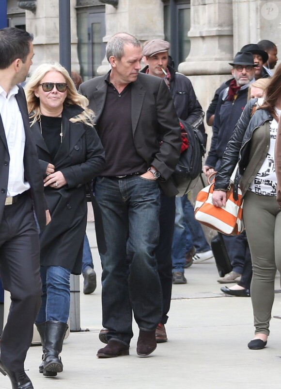 Exclu - Hugh Laurie arrive à la gare du Nord et se rend à son hôtel à Paris, le 29 avril 2013, avant une tournée promotionnelle pour présenter son 2e album.