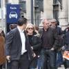Exclu - Hugh Laurie arrive à la gare du Nord et se rend à son hôtel à Paris, le 29 avril 2013.