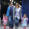 Sarah Jessica Parker et son mari Matthew Broderick emmènent leurs filles Tabitha et Marion à l'école à New York, le 29 avril 2013.