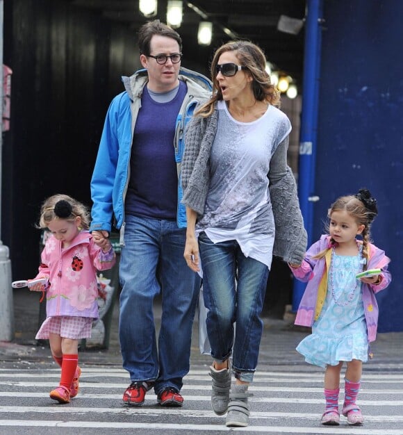 Sarah Jessica Parker et son mari Matthew Broderick emmènent leurs filles Tabitha et Marion à l'école à New York, le 29 avril 2013.