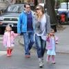 Sarah Jessica Parker et son époux Matthew Broderick emmènent leurs filles Tabitha et Marion à l'école à New York, le 29 avril 2013.