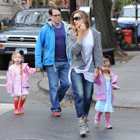 Sarah Jessica Parker et son époux Matthew Broderick emmènent leurs filles Tabitha et Marion à l'école à New York, le 29 avril 2013.