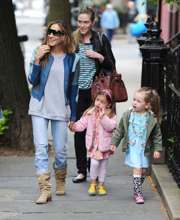 Sarah Jessica Parker, et sa nounou, a accompagné ses filles Marion et Tabitha à l'école, à New York, le 30 avril 2013.