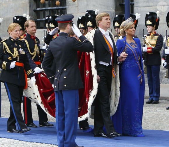 Maxima et Willem-Alexander des Pays-Bas arrivant pour la prestation de serment du roi, le 30 avril 2013 à la Nouvelle Eglise (Nieuwe Kerk) d'Amsterdam.