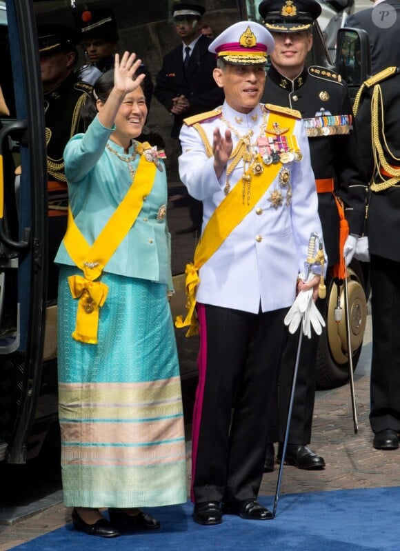 Le couple princier héritier de Thaïlande à la prestation de serment du roi Willem-Alexander des Pays-Bas, le 30 avril 2013 à la Nouvelle Eglise (Nieuwe Kerk) d'Amsterdam.