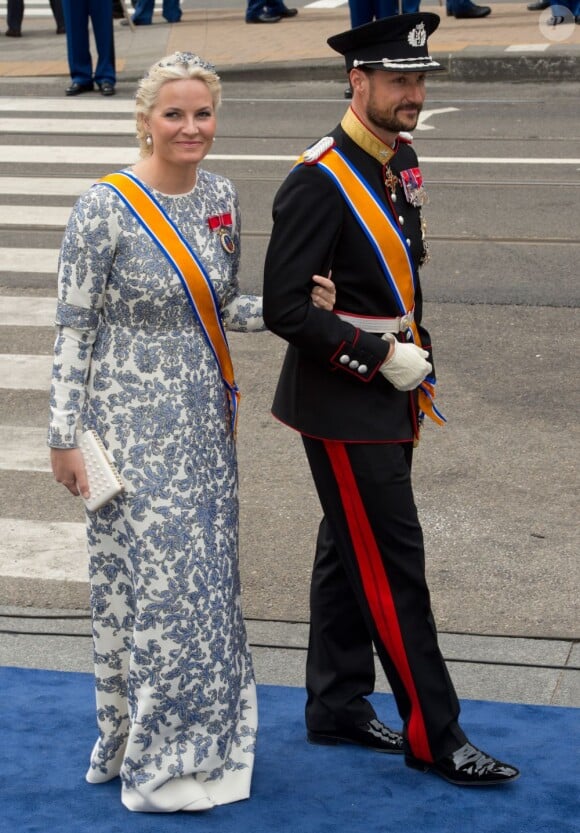 La princesse Mette-Marit et le prince Haakon de Norvège à la prestation de serment du roi Willem-Alexander des Pays-Bas, le 30 avril 2013 à la Nouvelle Eglise (Nieuwe Kerk) d'Amsterdam.