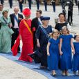 Les filles de Willem-Alexander et Maxima des Pays-Bas menant la famille royale à la prestation de serment du roi Willem-Alexander des Pays-Bas, le 30 avril 2013 à la Nouvelle Eglise (Nieuwe Kerk) d'Amsterdam.