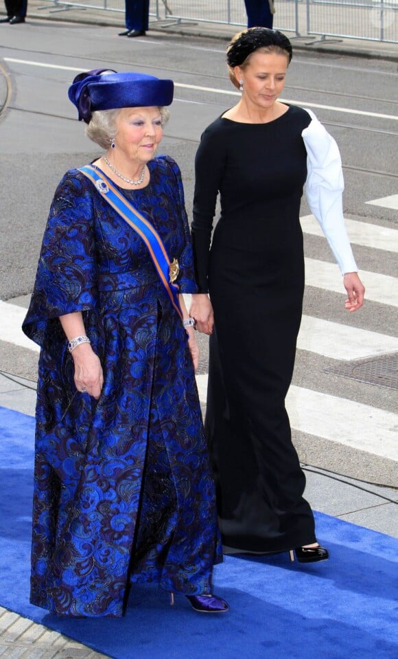 La princesse Beatrix et la princesse Mabel arrivant ensemble à la prestation de serment du roi Willem-Alexander des Pays-Bas, le 30 avril 2013 à la Nouvelle Eglise (Nieuwe Kerk) d'Amsterdam.
