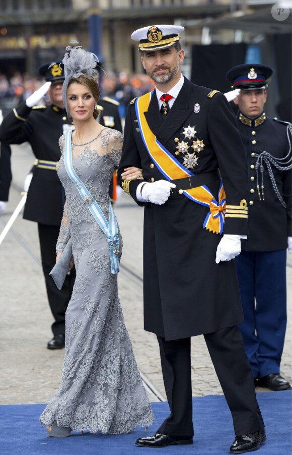 Felipe d'Espagne, portant les insignes de l'ordre d'Orange-Nassau, et Letizia, portant les insignes de l'ordre de Charles III, à la prestation de serment du roi Willem-Alexander des Pays-Bas, le 30 avril 2013 à la Nouvelle Eglise (Nieuwe Kerk) d'Amsterdam.