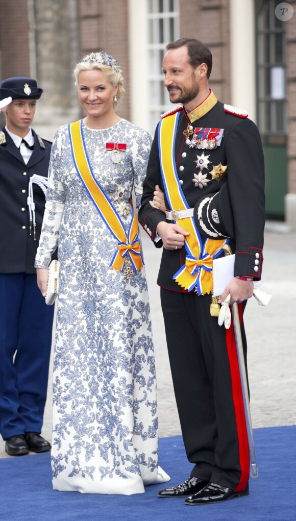La princesse Mette-Marit et le princesse Haakon de Norvège à leur arrivée à la prestation de serment du roi Willem-Alexander des Pays-Bas, le 30 avril 2013 à la Nouvelle Eglise (Nieuwe Kerk) d'Amsterdam.