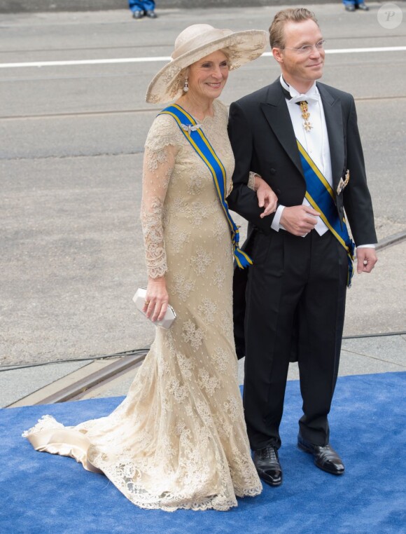La princesse Irene et son fils le prince Carlos à la prestation de serment du roi Willem-Alexander des Pays-Bas, le 30 avril 2013 à la Nouvelle Eglise (Nieuwe Kerk) d'Amsterdam.