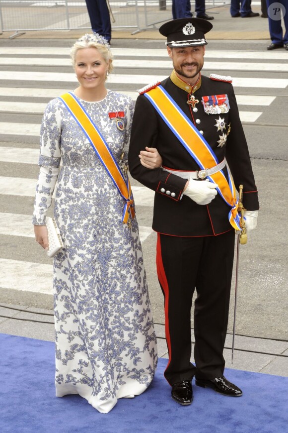 La princesse Mette-Marit et le prince Haakon de Norvège à leur arrivée pour la prestation de serment du roi Willem-Alexander des Pays-Bas, le 30 avril 2013 à la Nouvelle Eglise (Nieuwe Kerk) d'Amsterdam.