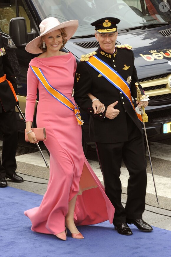 La princesse Mathilde et le prince Philippe de Belgique à leur arrivée pour la prestation de serment du roi Willem-Alexander des Pays-Bas, le 30 avril 2013 à la Nouvelle Eglise (Nieuwe Kerk) d'Amsterdam.