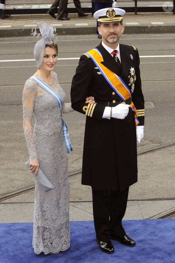 La princesse Letizia, superbe, et le prince Felipe d'Espagne à la prestation de serment du roi Willem-Alexander des Pays-Bas, le 30 avril 2013 à la Nouvelle Eglise (Nieuwe Kerk) d'Amsterdam.