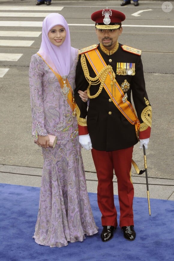 Le prince Al-Muhtadee Billah Bolkiah de Brunei et la princesse Sarah arrivant à la prestation de serment du roi Willem-Alexander des Pays-Bas, le 30 avril 2013 à la Nouvelle Eglise (Nieuwe Kerk) d'Amsterdam.