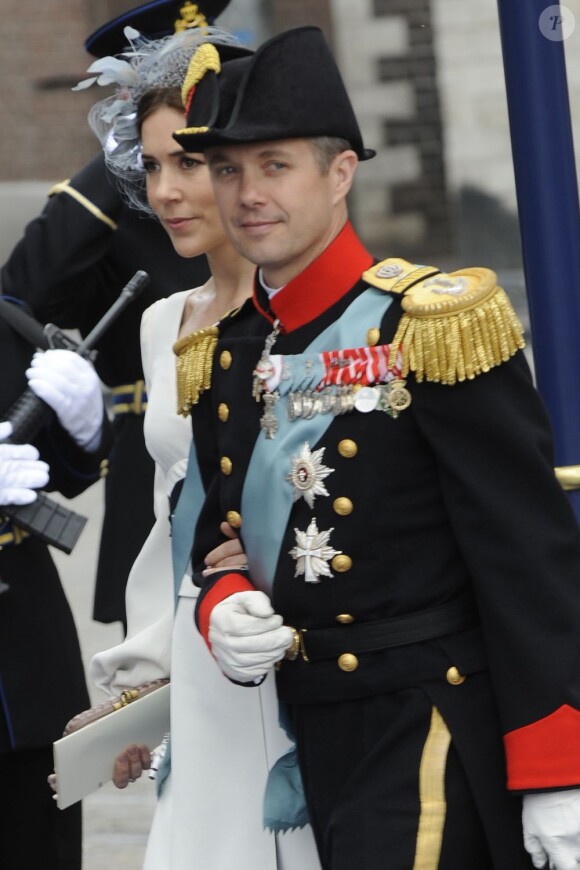 La princesse Mary superbe au côté du prince Frederik de Danemark à la prestation de serment du roi Willem-Alexander des Pays-Bas, le 30 avril 2013 à la Nouvelle Eglise (Nieuwe Kerk) d'Amsterdam.