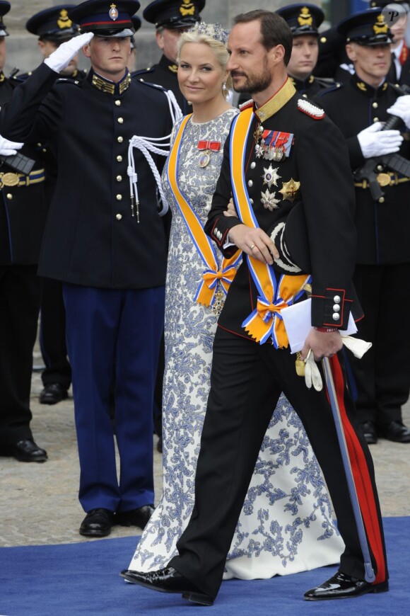 La princesse Mette-Marit et le prince Haakon de Norvège lors des arrivées pour la prestation de serment du roi Willem-Alexander des Pays-Bas, le 30 avril 2013 à la Nouvelle Eglise (Nieuwe Kerk) d'Amsterdam.