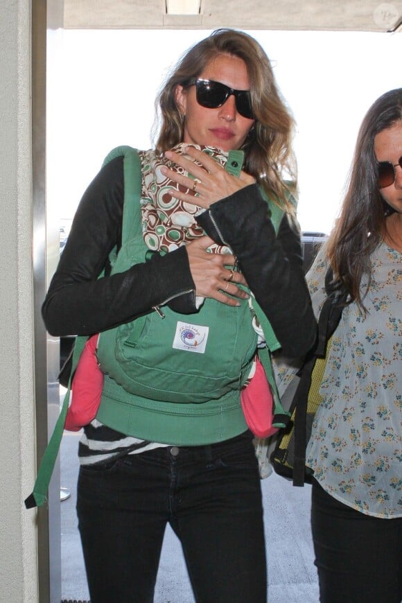 Gisele Bündchen et sa fille Vivian Lake arrivent à l'aéroport de Los Angeles le 23 avril 2013