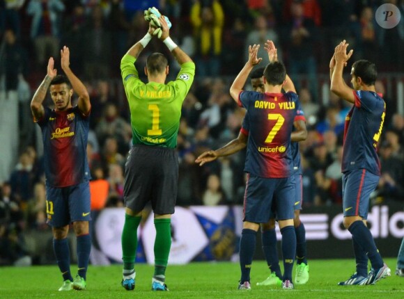 Les joueurs du FC Barcelone saluent leur public après leur défaite face au Bayern de Munich (3-0) le 1er mai 2013 à Barcelone