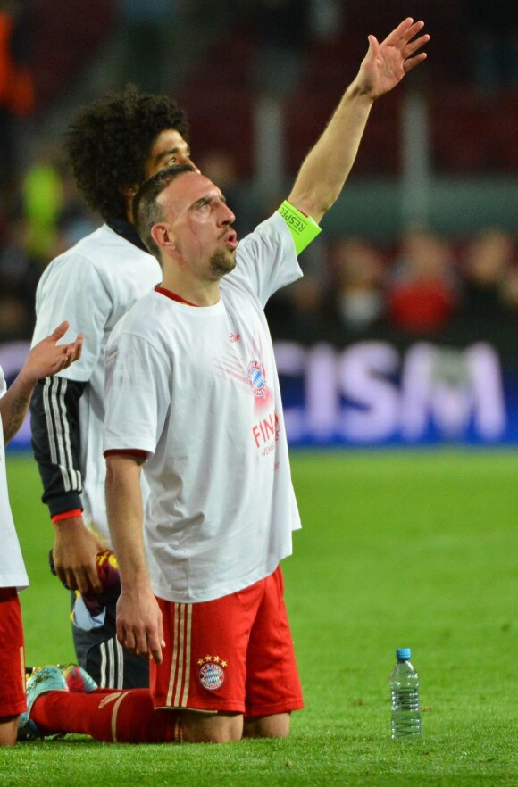 Franck Ribéry salue les supporters après la victoire du Bayern Munich face à Barcelone en demi-finale de la Ligue des champions à Barcelone le 1er mai 2013 (0-3)
