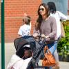 Lily Aldridge se promène avec sa fille Dixie a New York, le 2 mai 2013.