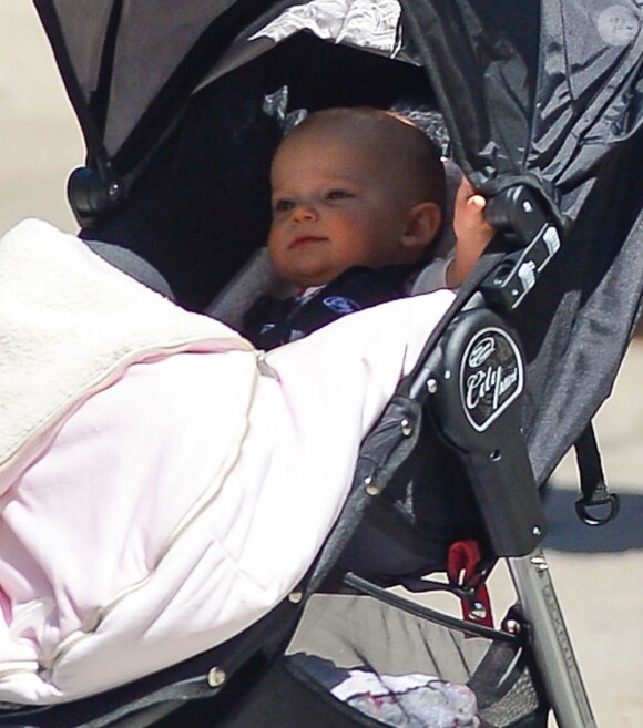 Dixie, bientôt 1 an, se promène avec sa mère le mannequin Lily Aldridge. New York, le 2 mai 2013.
