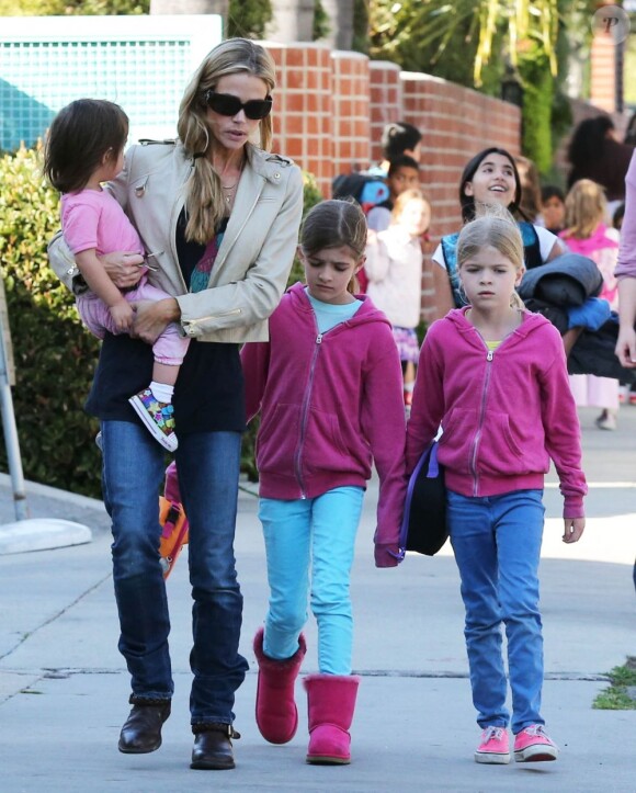 Denise Richards va chercher ses filles à l'école à Los Angeles le 26 février 2013.