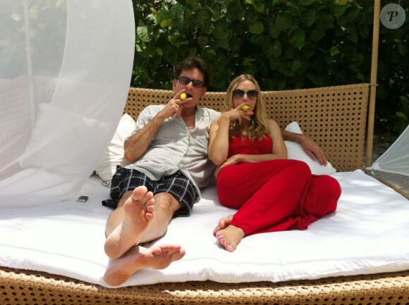 Charlie Sheen et Brooke Mueller le 21 août 2011 à Mexico.
