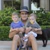 Charlie Sheen et les jumeaux Max and Bob en 2010.