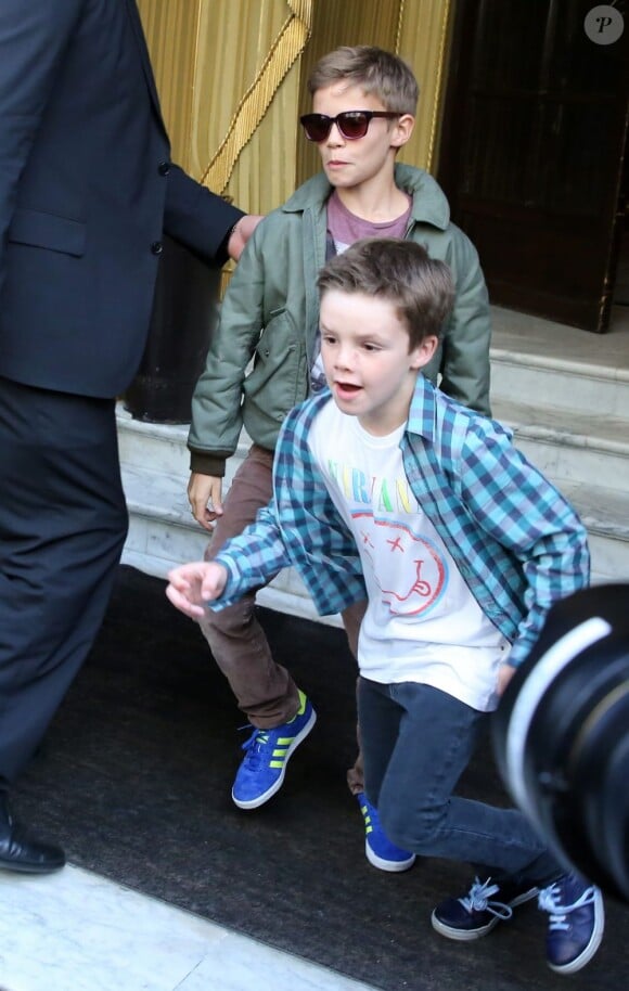 Romeo et Cruz Beckham viennent de déjeuner avec leurs célèbres parents à l'hôtel Costes à Paris le 4 mai 2013.