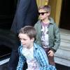 Romeo et Cruz Beckham viennent de déjeuner avec leurs parents à l'hôtel Costes à Paris le 4 mai 2013. 