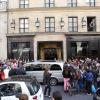 La foule devant l'Hôtel Costes où déjeunent les Beckham, le 4 mai 2013.