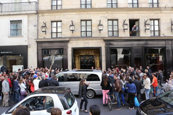 La foule devant l'Hôtel Costes où déjeunent les Beckham, le 4 mai 2013.