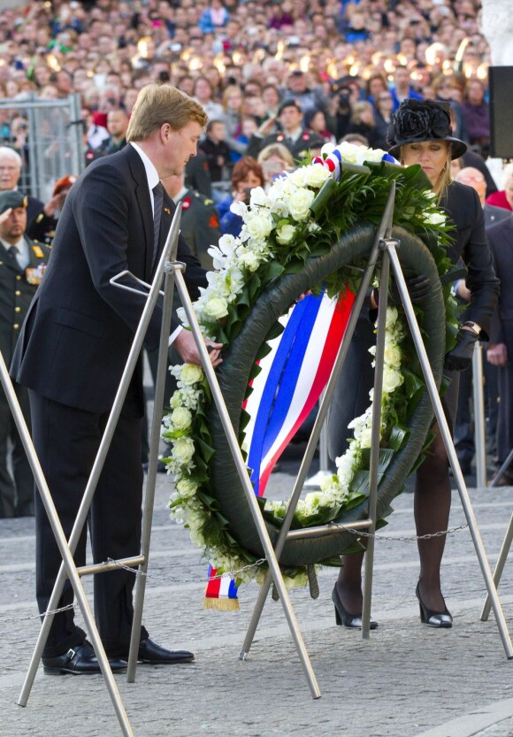 Le roi Willem-Alexander et la reine Maxima des Pays-Bas déposent une couronne de fleurs de le Monument national à Amsterdam en souvenir des victimes de la Seconde Guerre mondiale, le 4 mai 2013.