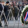 Le roi Willem-Alexander et la reine Maxima des Pays-Bas déposent une couronne de fleurs de le Monument national à Amsterdam en souvenir des victimes de la Seconde Guerre mondiale, le 4 mai 2013.