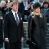 Le roi Willem-Alexander et la reine Maxima des Pays-Bas se recueillent devant le Monument national à Amsterdam en souvenir des victimes de la Seconde Guerre mondiale, le 4 mai 2013.