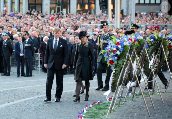 Le roi Willem-Alexander et Maxima des Pays-Bas déposent une couronne de fleurs de le Monument national à Amsterdam en souvenir des victimes de la Seconde Guerre mondiale, le 4 mai 2013.