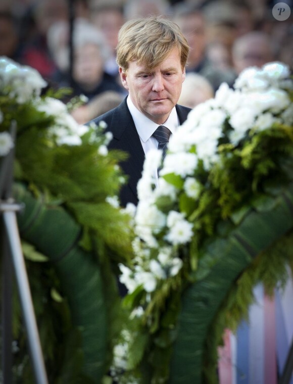 Le roi Willem-Alexander devant le Monument national à Amsterdam en souvenir des victimes de la Seconde Guerre mondiale, le 4 mai 2013.