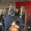 Jessica Alba avec son mari Cash Warren et leurs filles Honor et Haven à l'aéroport de Los Angeles pour se rendre à New York, le 4 mai 2013.