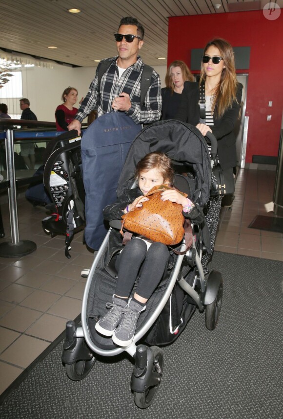 Jessica Alba avec son mari Cash Warren et leurs filles Honor et Haven à l'aéroport de Los Angeles pour se rendre à New York, le 4 mai 2013.